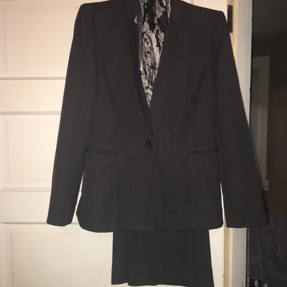 Tahari ASL Lady’s Gray Pinstriped Pantsuit